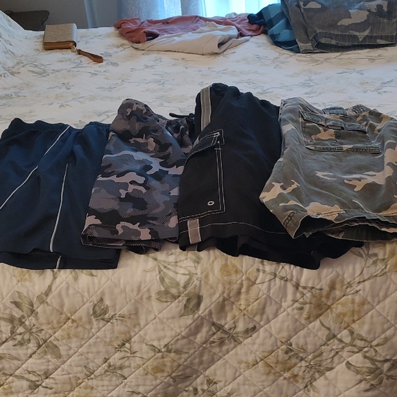 A Bundle Of Four Pair Of Men's Shorts - Picture 1 of 12